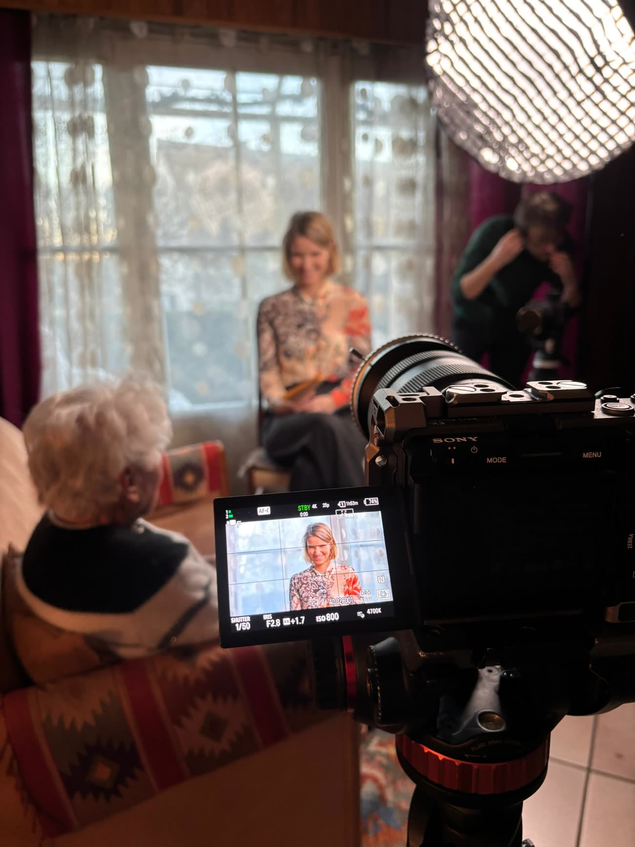 Marion filme un aîné lors d'une interview MEMO