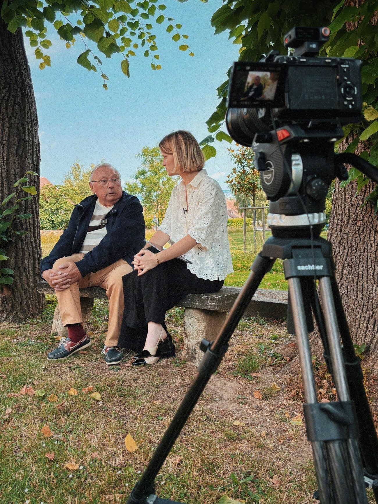 Interview MEMO en extérieur, sur un banc